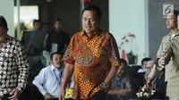 Gubernur Sulawesi Utara Olly Dondokambey (tengah) meninggalkan gedung KPK usai menjalani pemeriksaan, Jakarta, Selasa (9/1). Olly diperiksa sebagai saksi untuk tersangka Anang Sugiana terkait dugaan korupsi E-KTP. (Liputan6.com/Helmi Fithriansyah)