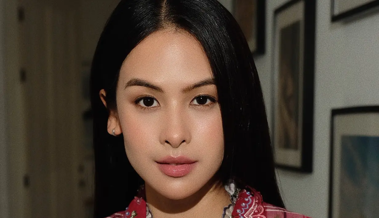 Tampilan Maudy Ayunda terlihat fresh dan flawless berkat pulasan MUA Kun Soo bernuansa soft nude pink [@kunsoomakeupartist]