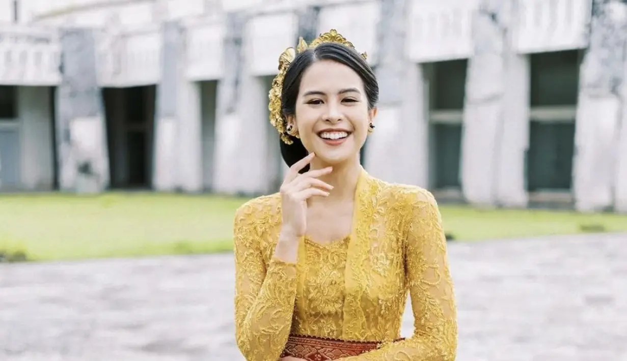 <p>Tampil berbalut songket Bali, tampilan Maudy Ayunda begitu anggun. Paduan warna-warna benang yang cerah berpadu kebaya sederhana, membuat gayanya semakin stunning. [Instagram/ Didiet Maulana]</p>