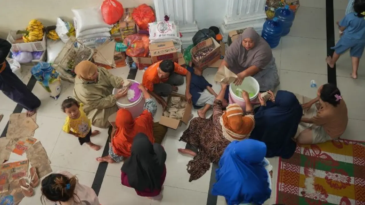 Banjir Langkat dan di sejumlah wilayah di Sumut menyebabkan warga mengungsi. (Antara)