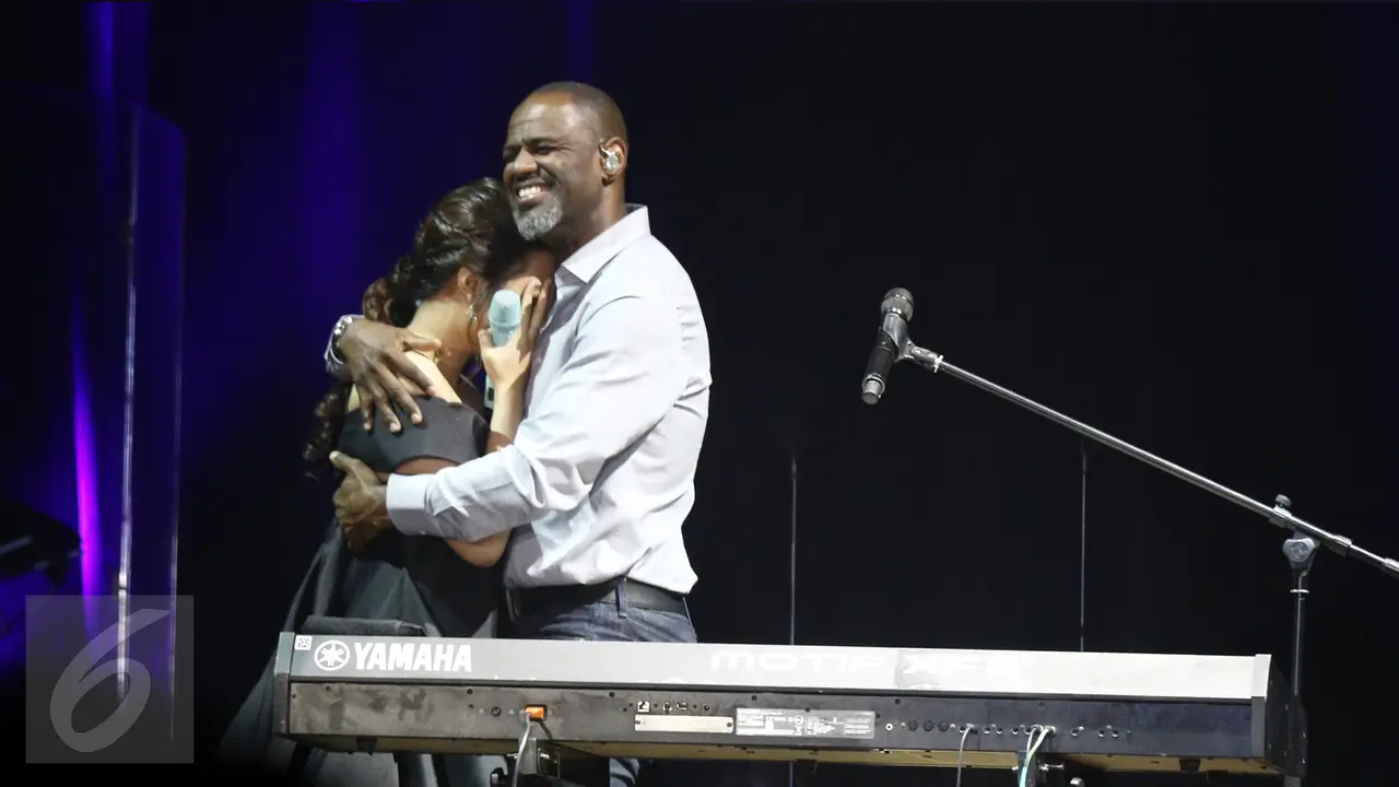 Brian McKnight Duet dengan Raisa di Konser The 90's Soul Ace-Jakarta