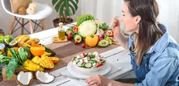 Dengan mengonsumsi makanan kaya antioksidan mendukung sistem kekebalan tubuh sehingga mengurangi risiko terkena penyakit. (Foto/dok: Freepik/pvproductions)