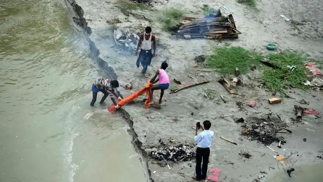 Jenazah pasien COVID-19 mengambang di sungai gangga akibat luapan air banjir (AP)