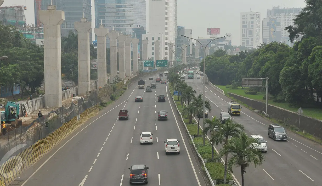 Sejumlah kendaraan memadati Tol Lingkar luar kota mengarah ke Cikampek, Jakarta, Kamis (11/5). Libur Waisak dimanfaatkan warga untuk berlibur ke luar kota. (Liputan6.com/Helmi Afandi) 