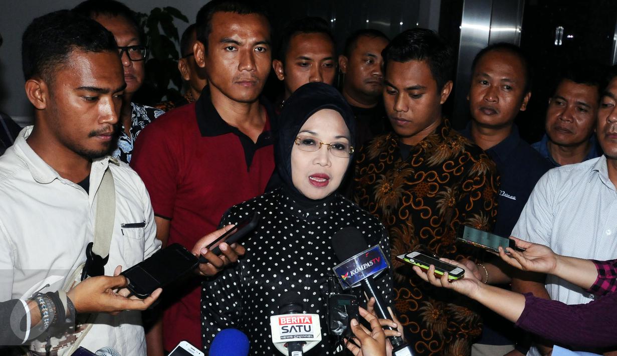 Sylviana Murni memberi keterangan usai menjalani pemeriksaan Dir Tipikor Bareskrim Polri, Jakarta, Rabu (2/1). Ia diperiksa sebagai saksi dugaan korupsi dana hibah Kwarda Pramuka DKI Jakarta TA 2014-2015. (Liputan6.com/Helmi Fithriansyah)