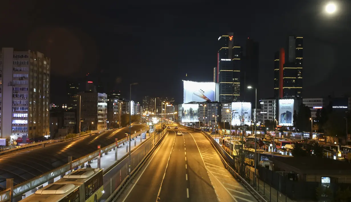 Pemandangan pusat Kota Istanbul, Turki, Senin (26/4/2021). Turki akan menutup bisnis dan sekolah serta membatasi perjalanan selama hampir tiga minggu untuk melawan lonjakan infeksi dan kematian COVID-19. (AP Photo/Emrah Gurel)