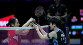 Pebulu tangkis tunggal putri Korea Selatan, An Se Yong (kiri) bertukar bandana atau headband dengan wakil China, Wang Zhi Yi pada babak semifinal Indonesia Open 2024 di Istora Senayan, Jakarta, Sabtu (08/06/2024). (Bola.com/Bagaskara Lazuardi)