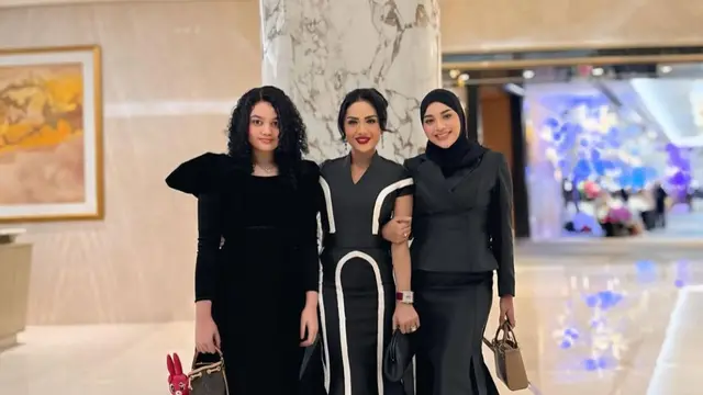 Potret Aurel Hermansyah Berbalut Gaun Hitam (credit: https://www.instagram.com/aurelie.hermansyah/)