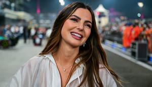 Pacar pembalap Red Bull Racing asal Belanda, Max Verstappen, Kelly Piquet, menunggu di pit lane selama sesi kualifikasi menjelang Grand Prix Formula Satu Abu Dhabi di Sirkuit Yas Marina di Abu Dhabi pada 6 Desember 2025. (Andrej ISAKOVIC/AFP)