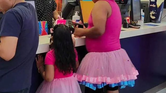 Ayah Ini Temani Sang Anak Menonton Film Barbie Pakai Baju dan Rok Tutu Pink
