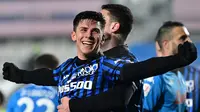 Gelandang Atalanta, Matteo Pessina melakukan selebrasi usai mencetak gol keduanya ke gawang Napoli dalam laga leg kedua semifinal Coppa Italia 2020/21 di The Azzurri d'Italia Stadium, Rabu (10/2/2021). Atalanta menang 3-1 atas Napoli. (AFP/Miguel Medina)