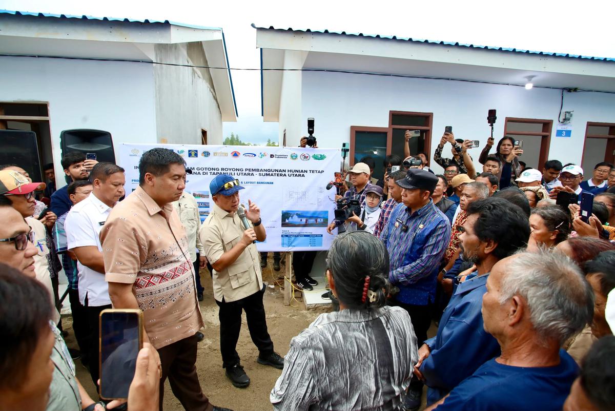 Kasatgas Percepatan Rehabilitasi dan Rekonstruksi Pascabencana Sumatera Muhammad Tito Karnavian saat meninjau lokasi pembangunan huntap di Desa Dolok Nauli, Kecamatan Adian Koting, Kabupaten Tapanuli Utara