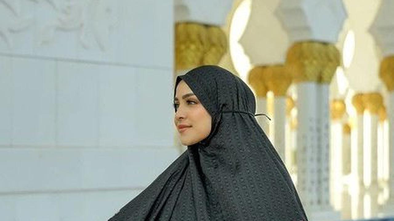 1. Al Qasr Prayer Robe: Eksklusif dan Berkelas