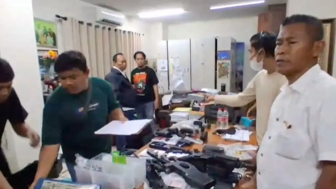 Penemuan ratusan senjata di sebuah sekolah swasta di kawasan Pondok Pinang, Kebayoran Lama, Jakarta Selatan (Istimewa)