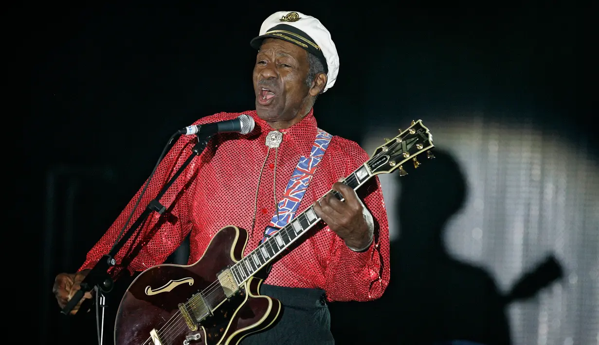 Chuck Berry saat tampil di acara The Domino Effect, konser tribute untuk New Orleans rock and roll musisi Fats Domino, di New Orleans (30/5/2009). Chuck Berry meninggal dunia di usia 90 tahun di Kota St Louis pada Sabtu (18/3/2017). (AP Photo)