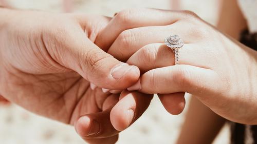 6 Tafsir Mimpi Diberi Cincin oleh Pacar: Simbol Kasih atau Isyarat Lain?