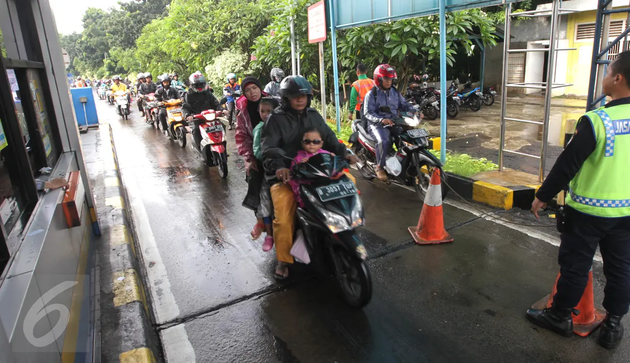 Pengendara motor masuk jalan tol dalam kota melalui pintu tol Taman Mini 2, Jakarta, Kamis (21/4). Ruas jalan yang terendam banjir akibat hujan membuat sebagian pengendara motor menggunakan jalan tol untuk menghindari banjir.  (Liputan6.com/Angga Yuniar)