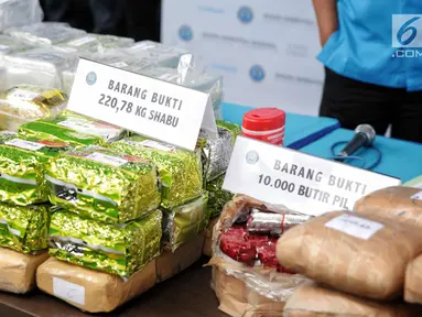 Barang bukti berupa sabu, pil ekstasi dan pil happy five dalam pengungkapan peredaran narkotika di Kantor BNN, Jakarta, Kamis (9/11). BNN kembali membongkar sindikat narkoba yang terafiliasi dengan jaringan di Malaysia. (Liputan6.com/Faizal Fanani)