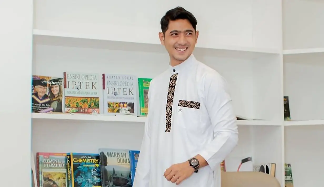 Ternyata saat ini Arya Saloka tengah kolaborasi dengan Hijab Arrafi. Belakangan ia pun unggah banyak potretnya saat kenakan busana muslim dengan desain yang kekinian. Seperti halnya saat kenakan busana gamis ia pun tetap tampil keren. (Liputan6.com/IG/arya.saloka)