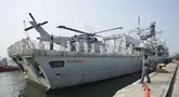 Personel Tentara Nasional Indonesia (TNI) Angkatan Laut membantu awak kapal fregat Angkatan Laut Kerajaan HMS Richmond untuk berlabuh di Pelabuhan Tanjung Priok, Jakarta, Rabu 25 Juni 2025. (AP/Tatan Syuflana)