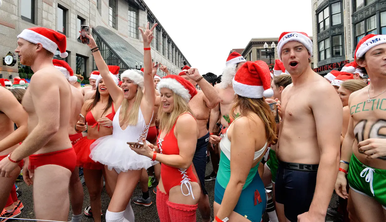 Pelari berbaris di Boylston Street sebelum lomba Santa Speedo Run di Boston, Massachusetts, Sabtu (14/12/2019). Speedo Run adalah perlombaan lari menjelang Natal dengan peserta pria hanya menggenakan celana dalam dan wanita memakai bikini beserta topi ala Sinterklas. (Joseph Prezioso/AFP)