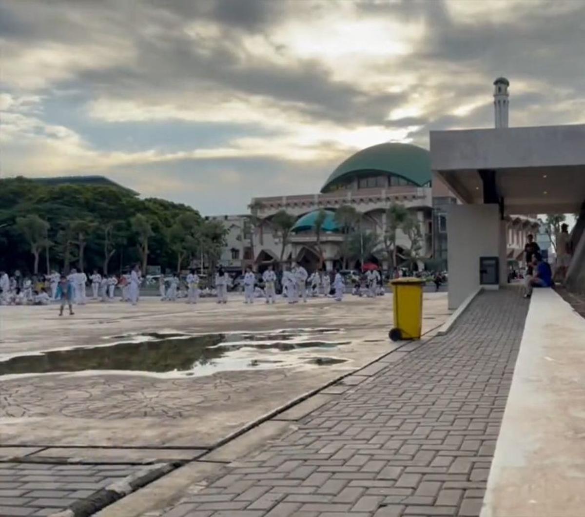 Di sana terdapat juga lapangan yang luas, sehingga cocok bagi rombongan warga yang ingin senam massal di Alun-Alun Pamulang.<br><br>(Foto: Liputan6)