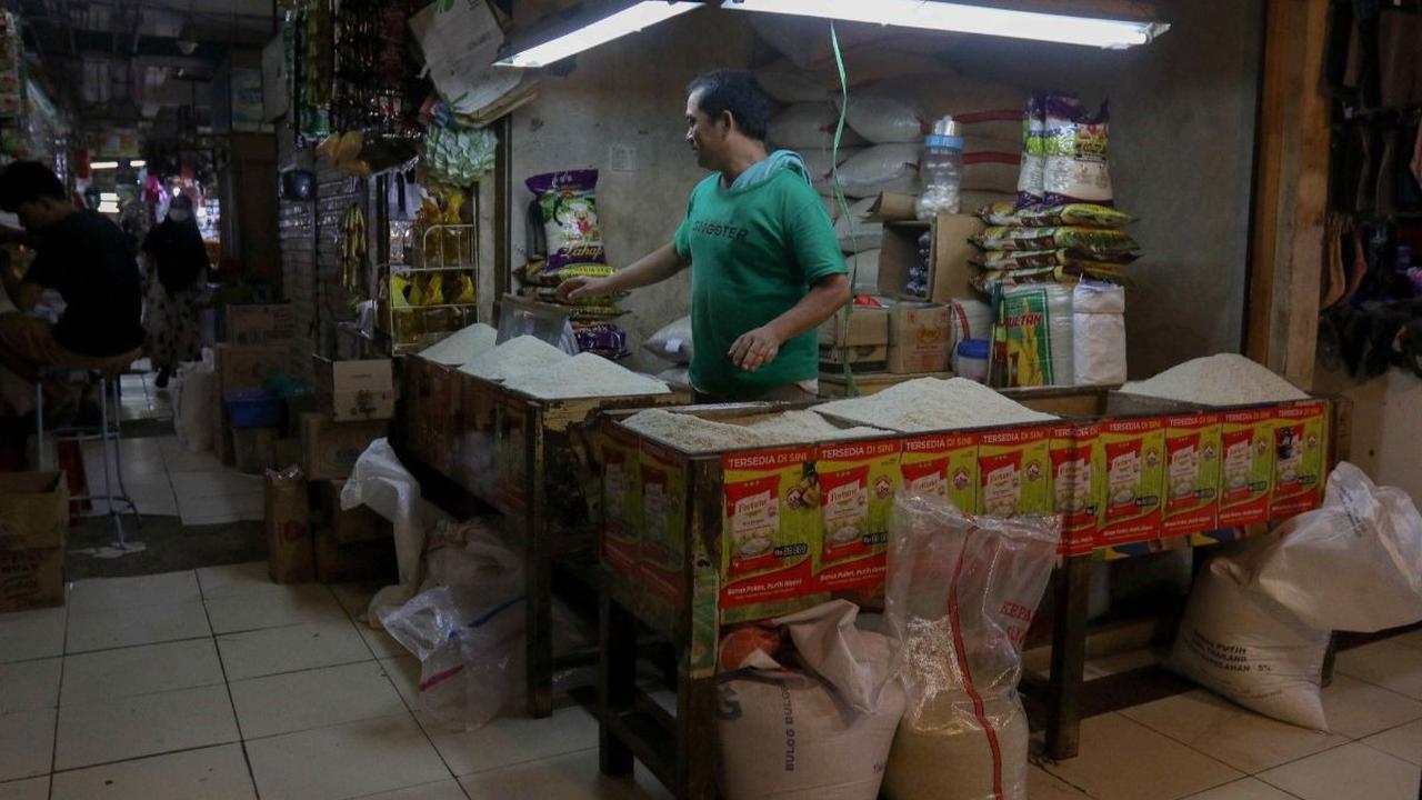 "Kita harus mem-balance (menyeimbangkan) angka inflasi kita terkendali, menyenangkan kedua-duanya, tersenyum kedua-duanya,"&nbsp;