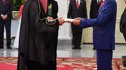 Presiden Jokowi menerima surat kepercayaan dari 11 Dubes Luar Biasa dan Berkuasa Penuh (LBBP), Jakarta, Rabu (4/4). Surat kepercayaan itu terdiri dari negara sahabat yang berkedudukan di dalam dan di luar Indonesia. (Liputan6.com/Pool/Biro Pers Setpres)