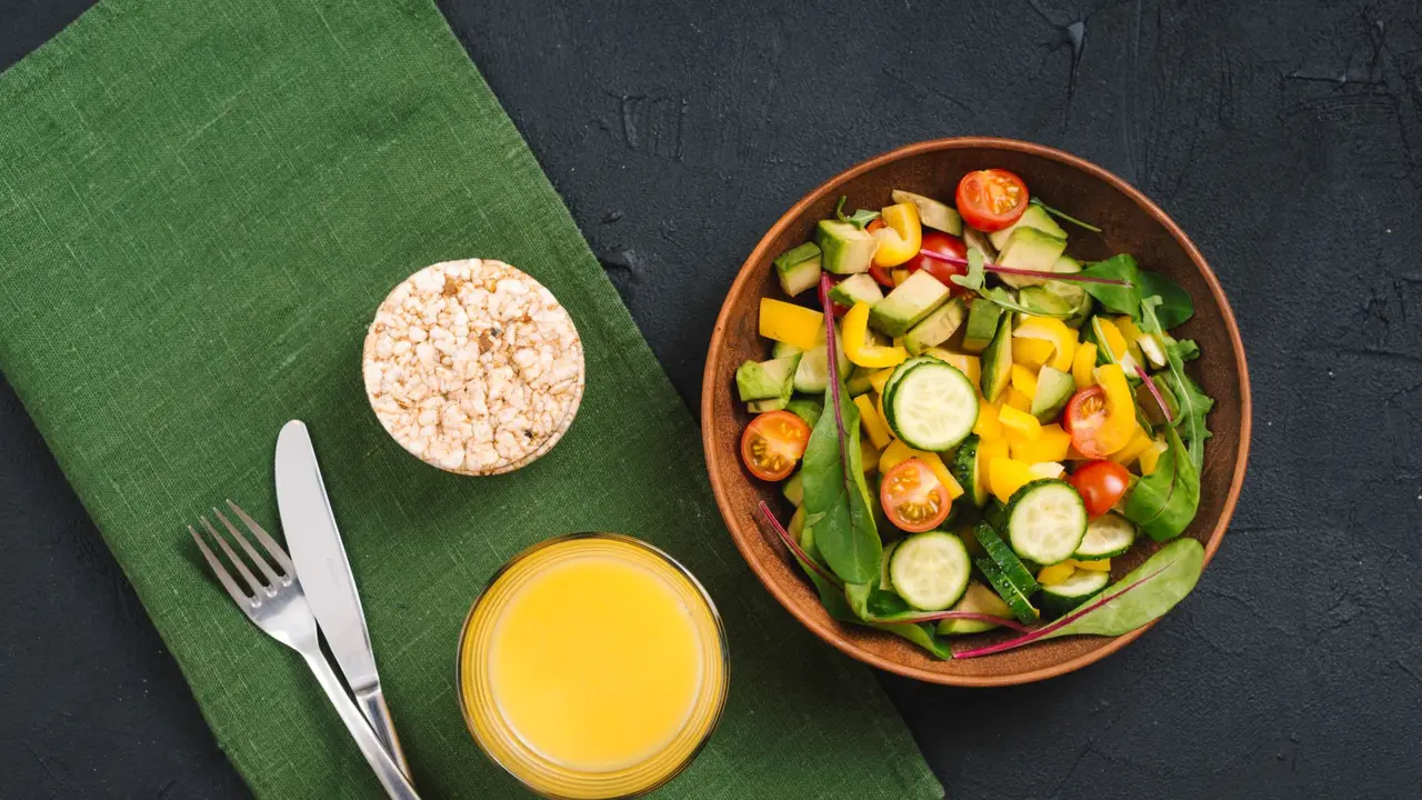 Resep Salad dengan Saus Mustard Lemon yang Segar, Praktis, dan Bikin Ketagihan