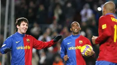 Barcelona&#039;s Thierry Henry is congratulated by his teamate Lionel Messi and Samuel Eto&#039;o during Liga match Barcelona vs Numancia at New Camp Stadium in Barcelona, on January 24, 2009. AFP PHOTO/JOSEP LAGO 