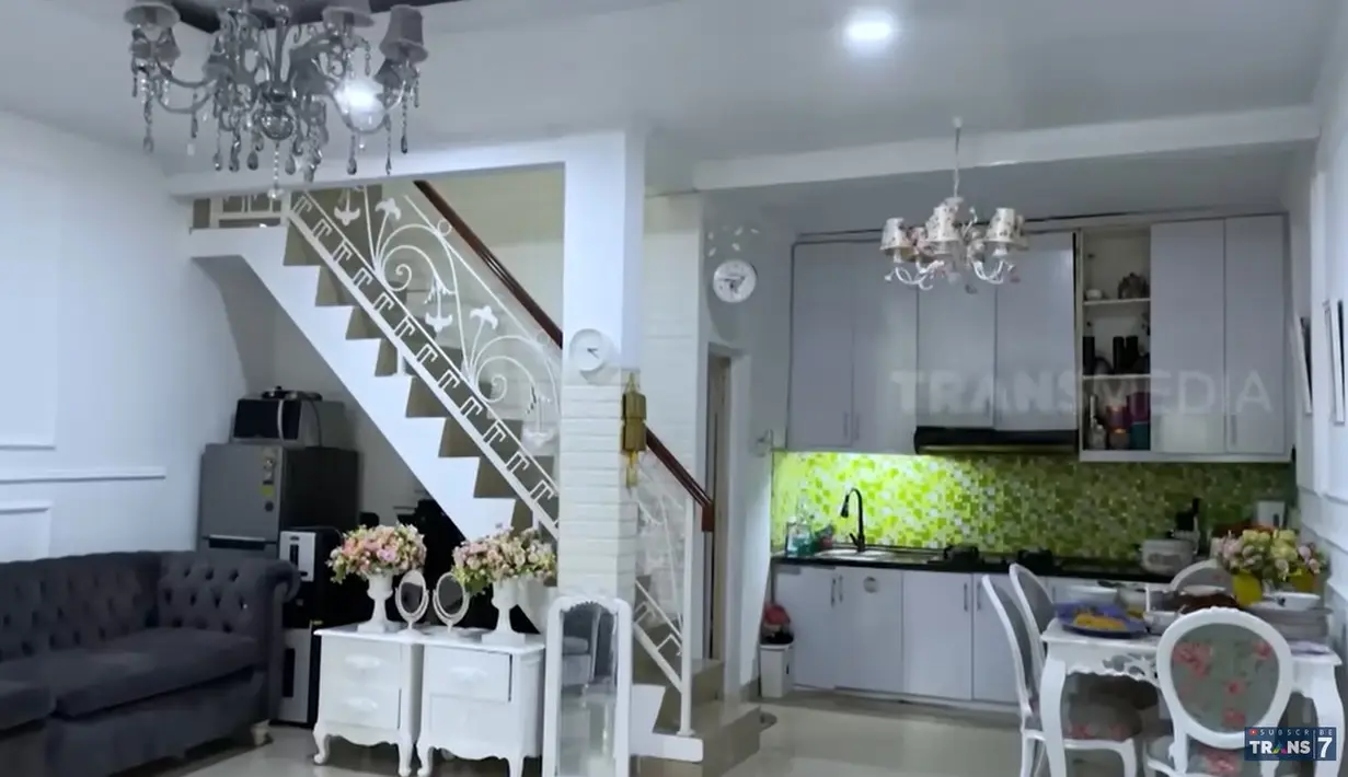 Meja makan dan beberapa kursi tidak jauh dari dapur yang juga terlihat sederhana. Rumah Boiyen ada dua lantai. [Youtube/TRANS7 OFFICIAL]
