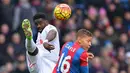 Pemain Liverpool, Kolo Toure (kiri) menghalau bola dari kejaran pemain Crystal Palace, Dwight Gayle pada lanjutan liga Inggris 2015-2016 di Stadion Selhurts Park, Minggu (6/3/2016) malam WIB. (AFP/Glyn Kirk)