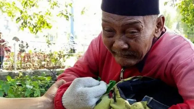 Berawal dari unggahan sebuah foto dari netizen yang merasa iba, seorang kakek bernama Suaedi menjadi sorotan khalayak luas.