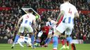 Gelandang Manchester United, Paul Pogba, berusaha melewati pemain Brighton and Hove Albion pada laga Premier League di Stadion Old Trafford, Sabtu (19/1). Manchester United menang 2-1 atas Brighton and Hove Albion. (AP/Martin Rickett)