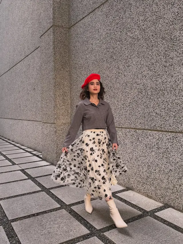 Tiru Gaya Emily in Paris, Tissa Biani Jadi Emily in Jakarta dengan Busana Ekspresif