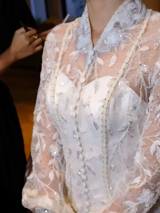 Dalam keterangan dalam Instagram @fadlan_indonesia, ia mempertahankan ciri khas detail kebaya Ambon. [@miktambayong]