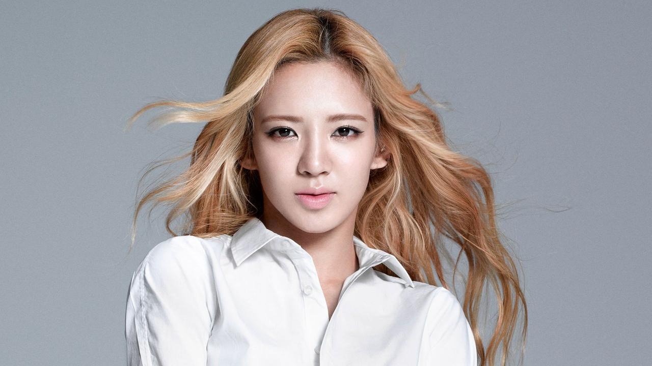 Kembali ke Bali, Hyoyeon SNSD Peluk Tiang Rambu Lalu Lintas