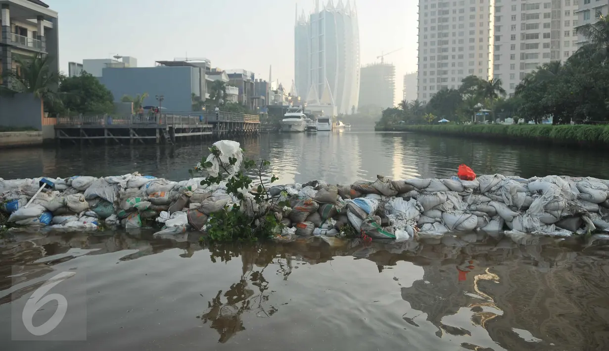 Kondisi banjir yang menggenangi kawasan Perumahan Pantai Mutiara, Jakarta, Sabtu (4/6). Tingginya pasang air laut menyebabkan tanggul di Jalan Mutiara 1, Pluit, Penjaringan, sepanjang sekitar 50 meter jebol. (Liputan6.com/Gempur M Surya)
