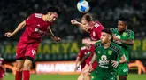 Kyohei Yoshino dan Radovan Pankov dari Persija Jakarta berduel dengan Jefferson dan Yann Kevin Mabella dari Persebaya Surabaya dalam situasi bola mati pada laga Grup B Piala Presiden 2026 di Stadion Gelora Bung Tomo, Surabaya, Minggu (26/7/2026) malam. Persebaya berhasil memenangi pertandingan dengan skor 1-0 berkat gol bunuh diri Pankov pada menit ke-64. (Bola.com/Wahyu Pratama)