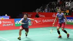 Pebulu tangkis ganda putri indonesia, Greysia Polii/Apriyani Rahayu saat melawan pasangan Jepang Misaki Matsutomo/Ayaka Takahashi di final Indonesia Masters 2018, Jakarta, Minggu (28/1). Greysia/Apriyani kalah 17-21, 12-21. (Liputan6.com/Angga Yuniar)