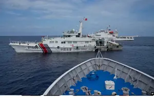 Kapal Garda Pantai China menghalangi penjaga pantai Filipina BRP Cabra saat kapal tersebut mencoba menuju Second Thomas Shoal di Laut China Selatan yang disengketakan pada 22 Agustus 2023. (AP)