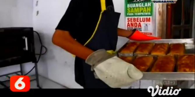 VIDEO: Menikmati Oleh-Oleh Khas Lumajang Strudel Durian Semeru