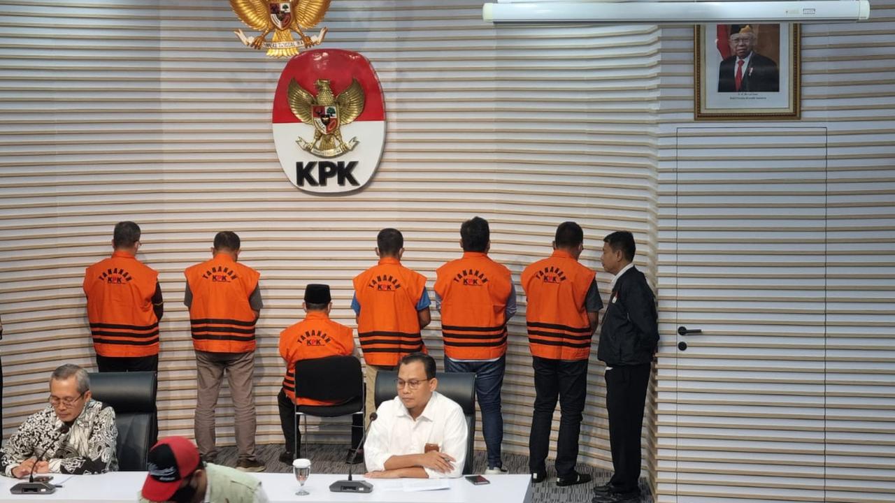 Usai diperiksa, KPK menetapkan tujuh orang sebagai tersangka.<br>