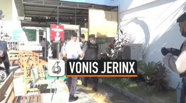 Majelis hakim Pengadilan Negeri Bali jatuhkan vonis penjara 1 tahun 2 bulan pada Jerinx SID hari Kamis (19/11). Ia dinyatakan bersalah dalam kasus ujaran 'IDI Kacung WHO.'