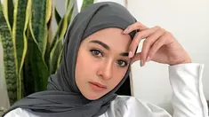 Poppy Bunga Riphat memutuskan untuk berhijab. Gaya penampilan Poppy Bunga dengan hijab ini banjir pujian dari netizen. Parasnya dipuji semakin cantik saat mengenakan balutan hijab. (Liputan6.com/IG/poppybungariphat)