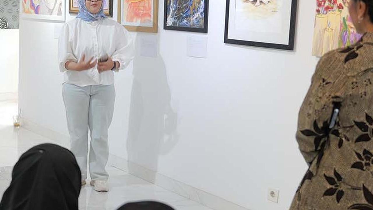 FOTO: Mengunjungi Pameran Lukisan dan Puisi pada Puncak Peringatan Hari Anti Kekerasan Terhadap Perempuan