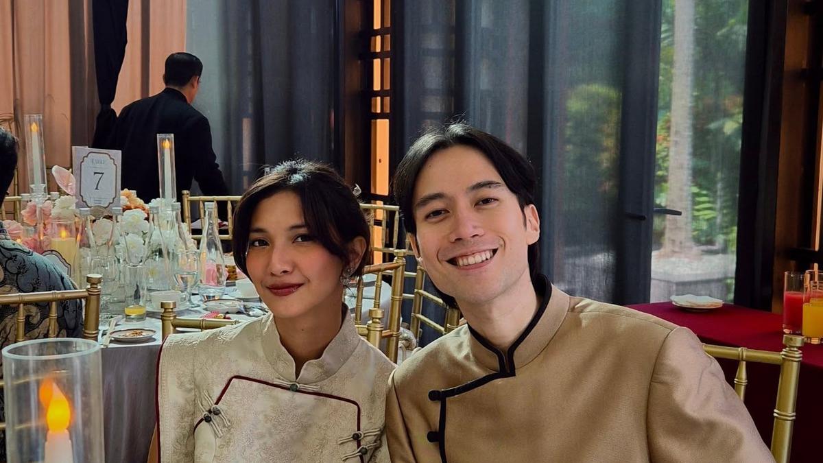 Adu Gaya Dua Pasutri, Vidi Aldiano-Sheila Dara &amp; Al Ghazali-Alyssa Daguise Kenakan Cheongsam Hadri Acara Sangjit