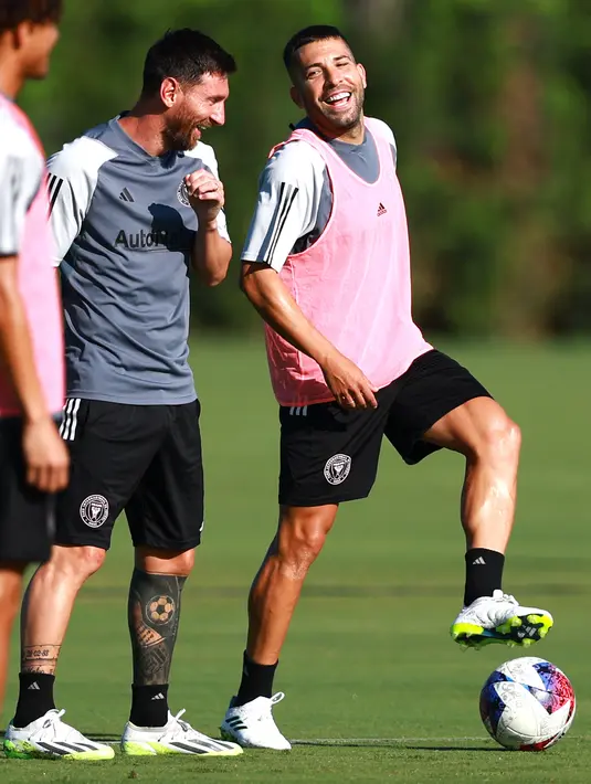 Perekrutan Alba untuk Inter Miami diumumkan pekan lalu, tak lama sebelum Messi melakoni debutnya melawan Cruz Azul, ketika pemain Argentina itu mencetak gol melalui tendangan bebas di menit-menit akhir untuk memastikan kemenangan 2-1. (CHANDAN KHANNA / AFP)