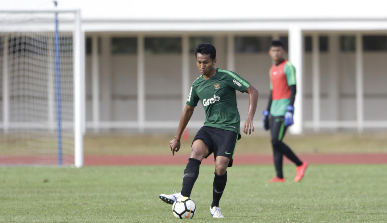Bek Timnas Indonesia U-23, Kadek Raditya, mengontrol bola saat melawan Semen Padang pada laga ujicoba di Stadion Madya, Jakarta, Selasa (12/3). Keduanya bermain imbang 2-2. (Bola.com/Vitalis Yogi Trisna)