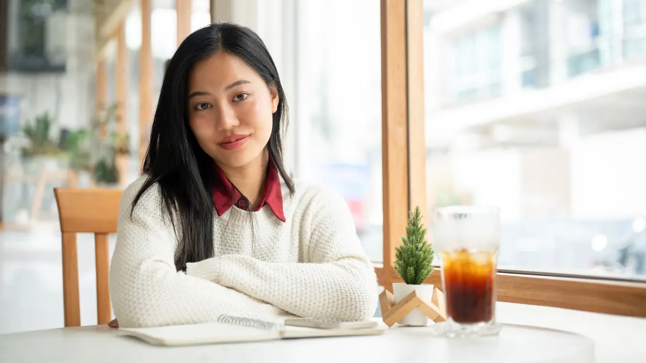 wanita january kebahagiaan orang lain